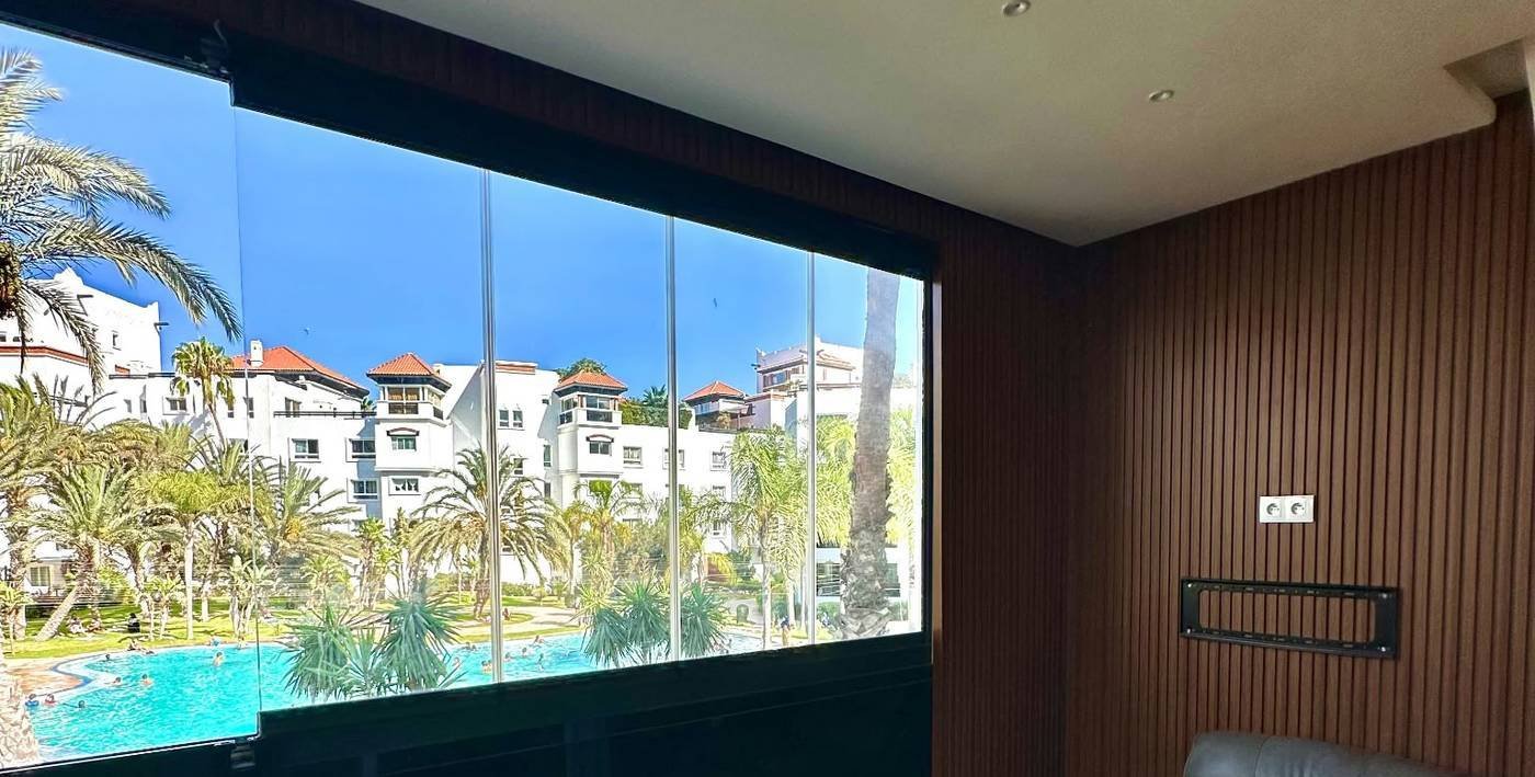 Vue sur la résidence, les palmiers et la piscine depuis un appartement de la Marina d’Agadir