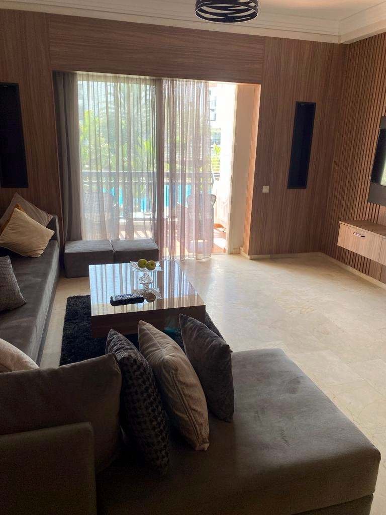 Appartement 2 chambres, boiseries et balcon sur piscine