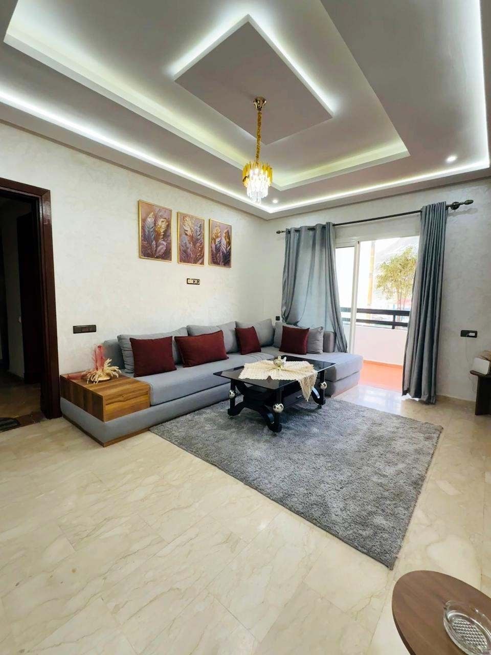Appartement 2 chambres, salon gris et balcon
