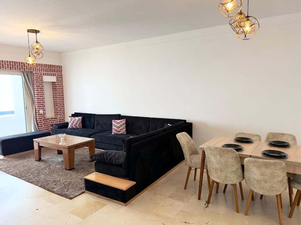 Appartement 2 chambres, salon noir et brique