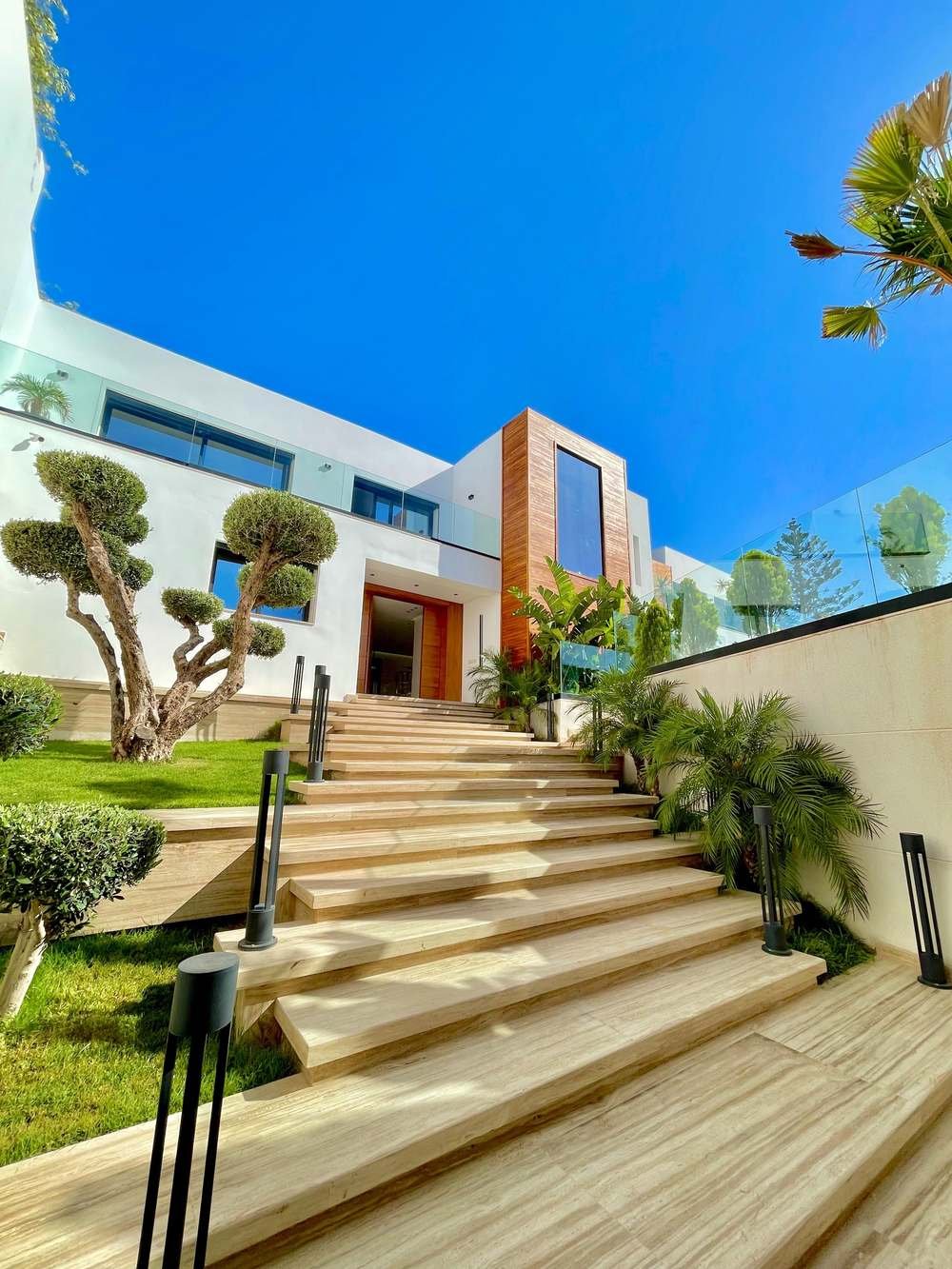 5-bedroom villa with pool and garden